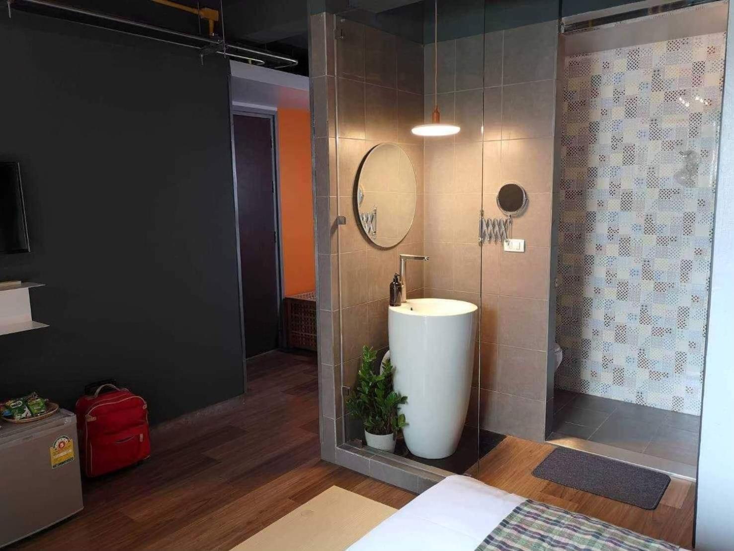 Whereder Poshtel ウドーンターニー エクステリア 写真
